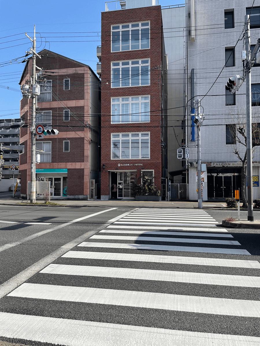 そのまま大通り(府道16号)に沿って北東へ進み、最初の横断歩道を渡る