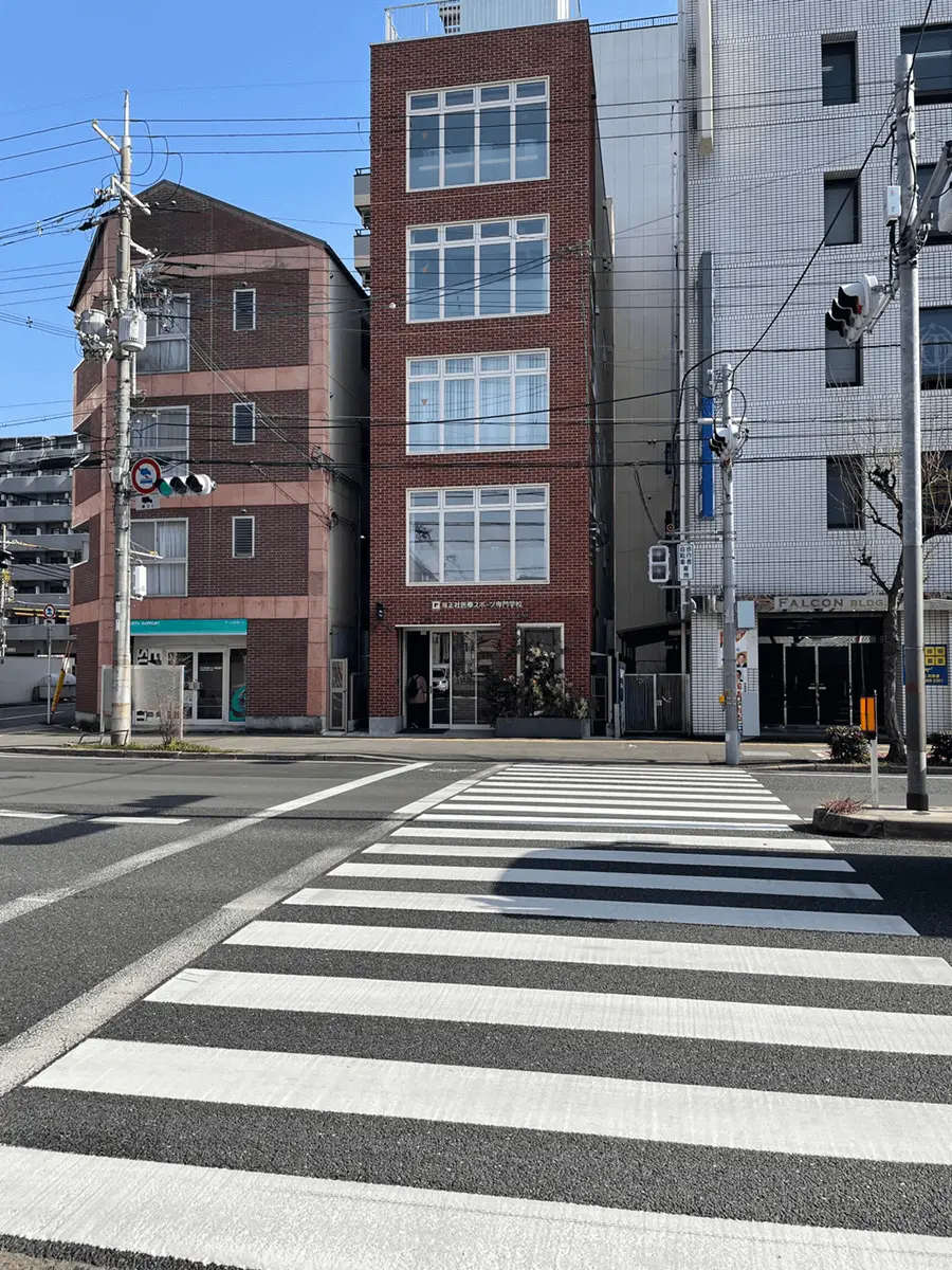 そのまま大通り（府道16号）に沿って北東へ進み、最初の横断歩道を渡る