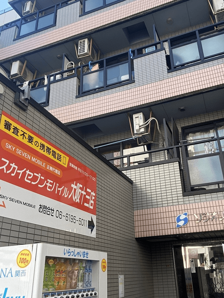 右手に見える焼肉屋「武蔵」の奥、「ソシオリバーハイツ」に入る